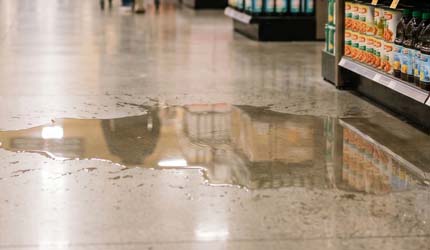 slip and fall hazard in grocery store - pooling water